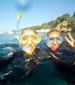 Due amici si divertono durante lo Snorkeling a Cap d'Antibes vicino a Nizza con BeFree2Dive Villeneuve-Loubet.