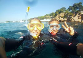 Two friends are having a good time during while Snorkeling at Cap d'Antibes near Nice with BeFree2Dive.