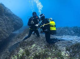 An instructor is giving advice to a diver during a SSI Scuba Diver Course at Cap d'Antibes for Beginners with BeFree2Dive.