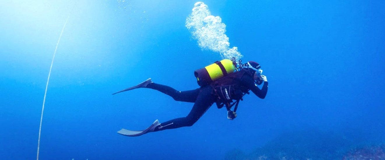 A diver is diving in complete autonomy thanks to their SSI Open Water Diver Course at Cap d'Antibes for Beginners for Beginners with BeFree2Dive.