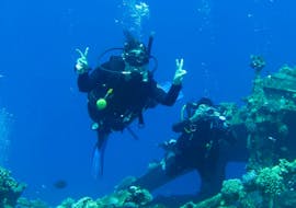 Two divers are diving around a wreck during their SSI Open Water Diver Course at Cap d'Antibes for Beginners with BeFree2Dive.