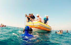 Des personnes font une Balade en bateau au cap d'Antibes avec Snorkeling avec BeFree2Dive Villeneuve-Loubet.
