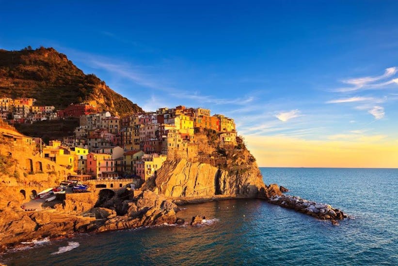 The beautiful village of Manarola that you can admire during the sunset boat trip from Levanto to Cinque Terre with Costa di Faraggiana Levanto.