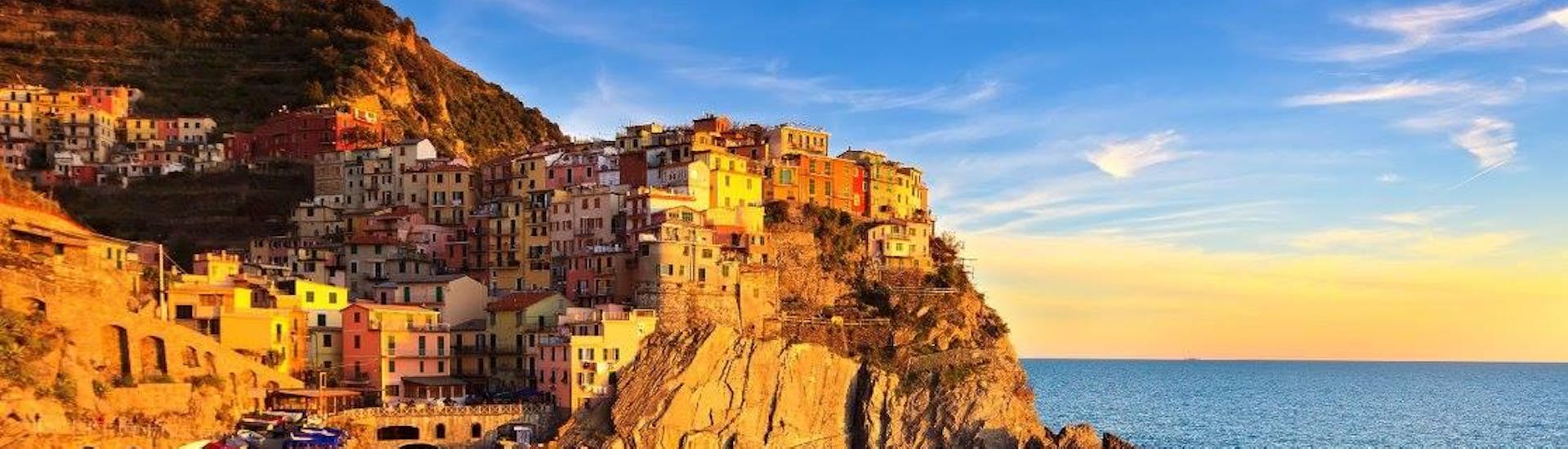 The beautiful village of Manarola that you can admire during the sunset boat trip from Levanto to Cinque Terre with Costa di Faraggiana Levanto.