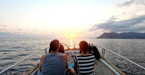 Paseo en barco al atardecer desde Levanto a Cinque Terre con Costa di Faraggiana Levanto Dos personas disfrutando del paseo en barco al atardecer desde Levanto a Cinque Terre, con Costa di Faraggiana Levanto.