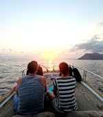 Deux personnes profitent de la Balade en bateau aux Cinque Terre au coucher du soleil avec Costa di Faraggiana Levanto.