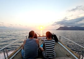 Dos personas disfrutando del paseo en barco al atardecer desde Levanto a Cinque Terre, con Costa di Faraggiana Levanto.