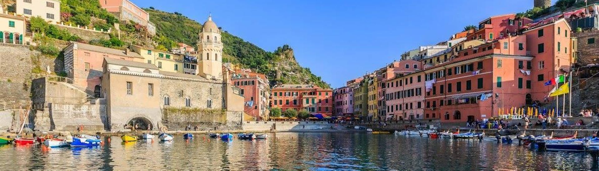 La increíble vista de Vernazza durante el viaje en barco desde Levanto a Cinque Terre y Porto Venere con Costa di Faraggiana Levanto.