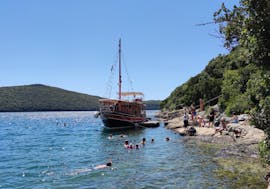 Während der Bootstour nach Rovinj & Lim Fjord mit Schwimmen & Fischpicknick, organisiert von Kristofor Boat Excursions Poreč, hält das Boot an der Piratenhöhle im Lim Fjord.