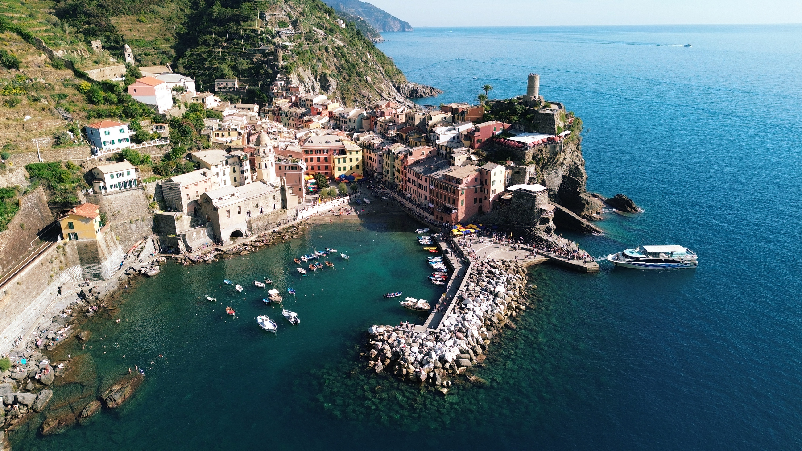 Bootsfahrt zu den Cinque Terre mit Reiseleiter an Bord mit Cinque Terre Ferries.