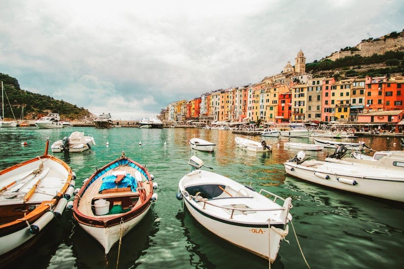 The beautiful landscape of Porto Venere that you can admire during the boat trip to Porto Venere and Vernazza with Sightseeing with Cinque Terre Ferries.