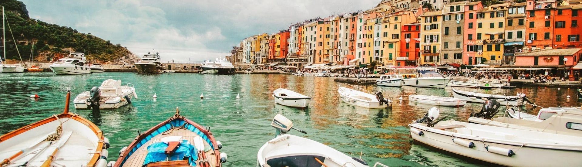 Il bellissimo paesaggio di Porto Venere che si può ammirare durante la gita in barca a Porto Venere e Vernazza con Sightseeing con Cinque Terre Ferries.