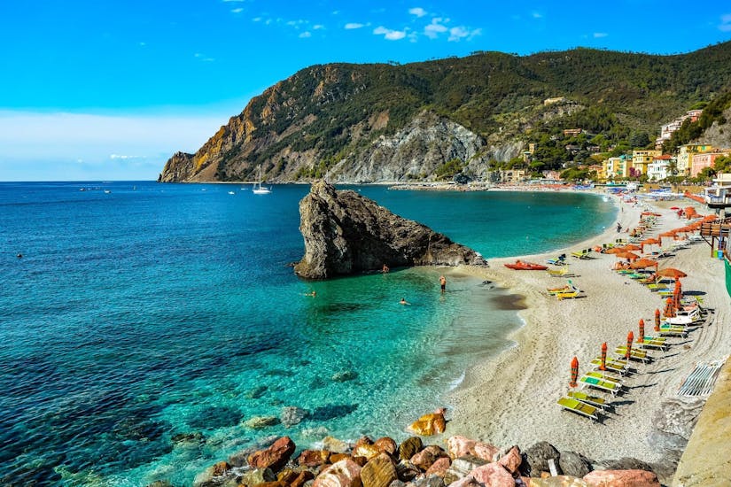 Das kristallklare Wasser am Strand von Monterosso, den man während der Bootstour nach Riomaggiore und Monterosso von La Spezia mit Cinque Terre Ferries bewundern kann.