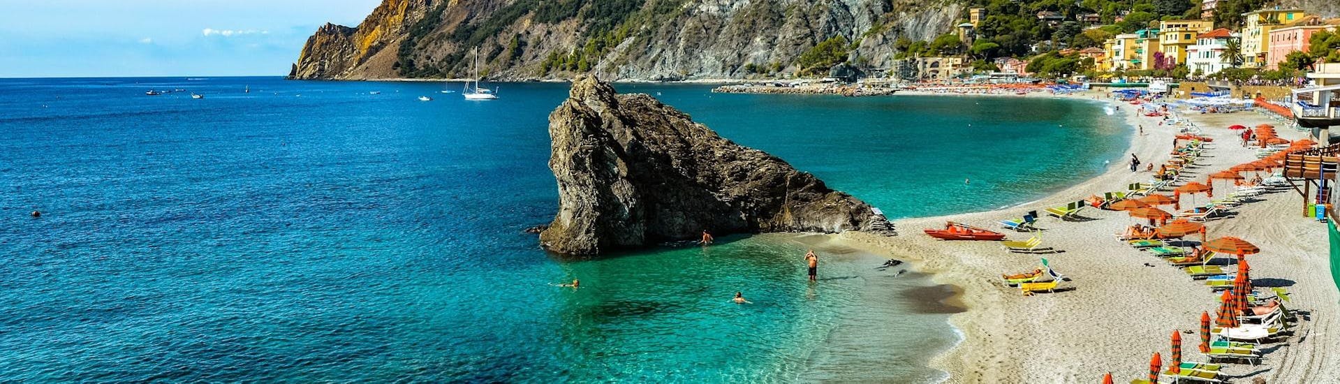 The crystal clear water of Monterosso that you can admire during the boat trip to Riomaggiore and Monterosso with sightseeing with Cinque Terre Ferries.