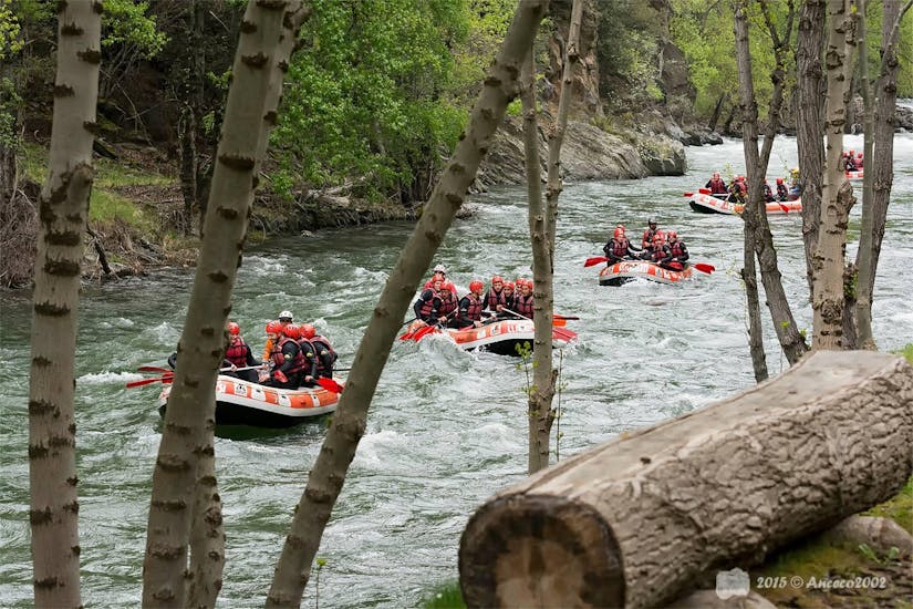 Un grupo practica rafting clásico en el rio Noguera Pallaresa con Rafting Llaversí.