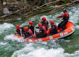Een groep mensen gaat op een klassiek rafting avontuur op de Noguera Pallaresa rivier met Rafting Llavorsí.