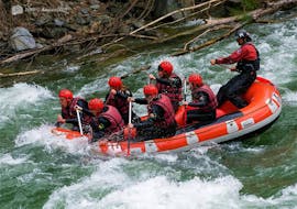 A group of people go whitewater rafting on the Noguera Pallaresa river with Rafting Llavorsí. 