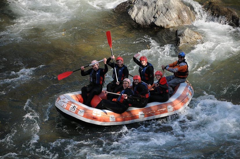 A group is white water rafting on the Noguera Pallaresa river for beginners with Rafting Llavorsí.