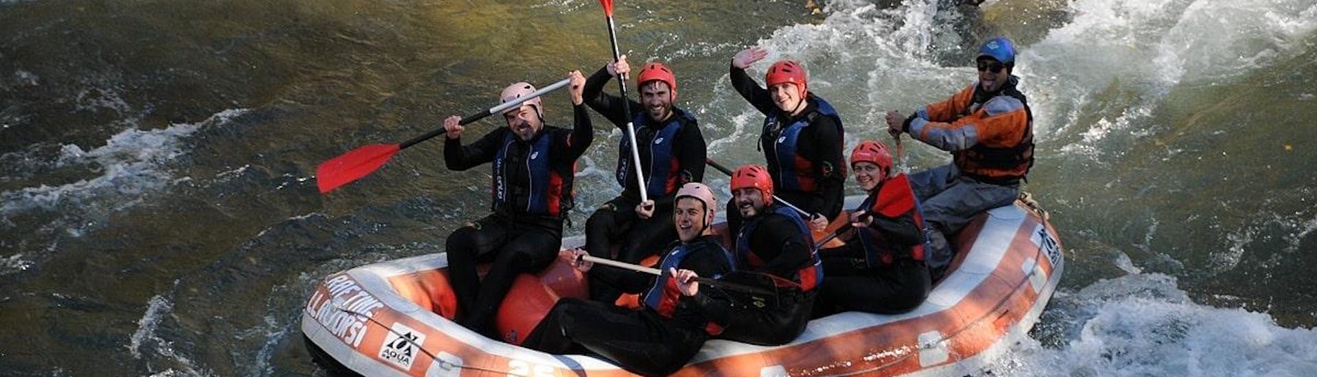 Eine Gruppe für Anfänger fährt mit Rafting Llavorsí auf dem Noguera Pallaresa-Fluss.