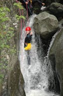 Een vrouw gaat canyoning in Barranco de berros met Rafting Llavorsí.