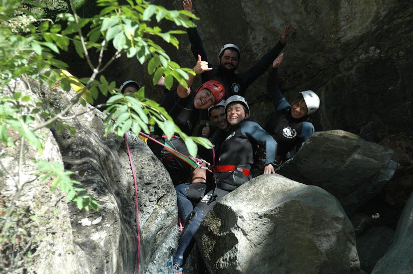 A group of friends goes canyoning in Barranco de Berrós with Rafting Llavorsí.