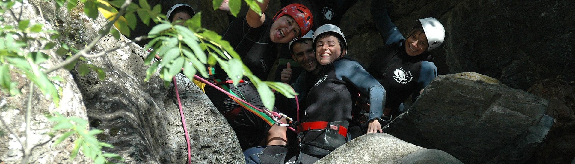 A group of friends goes canyoning in Barranco de Berrós with Rafting Llavorsí.
