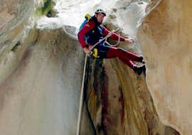 Canyoning im Barranco del Infern mit Rafting Llavorsí Ein Mann macht Canyoning im Barranco del Infern mit Rafting Llavorsí.