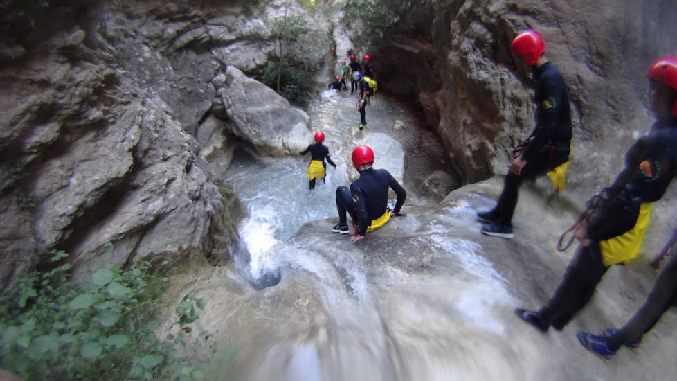 A group of experienced people practice canyoning in the Barranc del Infern with Rafting Llavorsí.