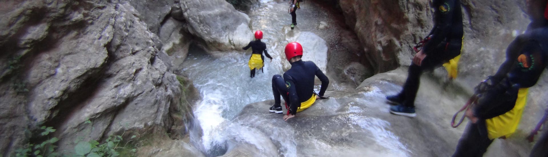 Een groep ervaren mensen oefent canyoning in de Barranc del Infern met Rafting Llavorsí.