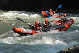Dos personas realizan piraguismo en el rio Noguera Pallaresa con Rafting Llavorsí.