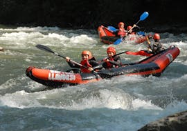 Dos personas realizan piraguismo en el rio Noguera Pallaresa con Rafting Llavorsí.