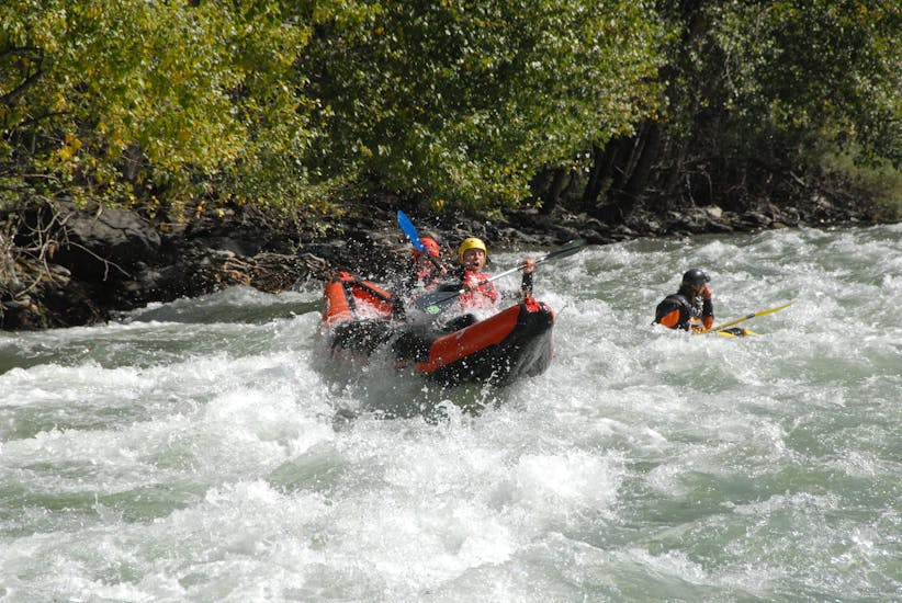 Un grupo de personas hace piragüismo en el río Noguera Pallaresa con Rafting Llavorsí.