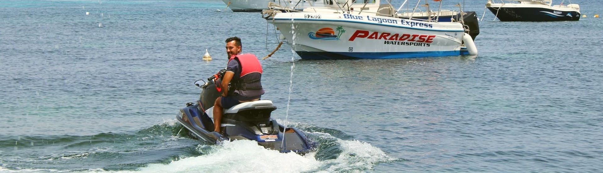 Een man die jetski's huurt in Malta bij Paradise Watersports. 