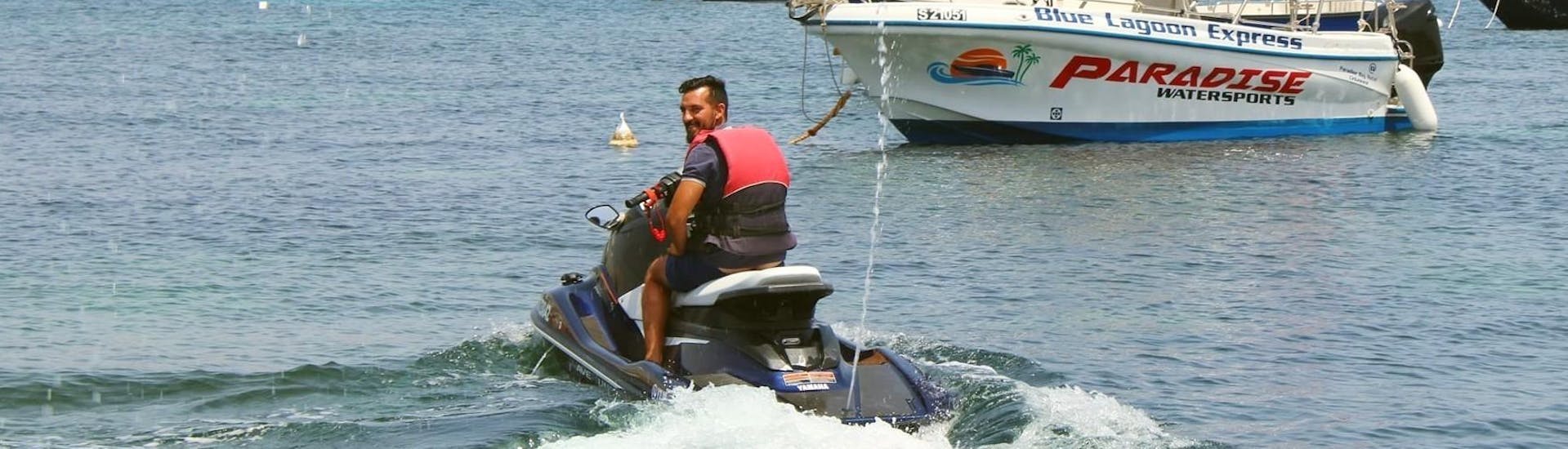 Uomo che noleggia una moto d'acqua per un safari intorno a Comino e Gozo a Malta con Paradise Watersports. 