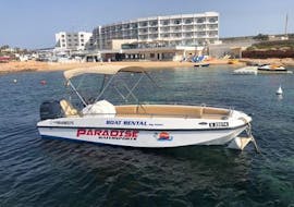 Bild des Selbstfahrer-Bootsverleihs in der Ċirkewwa-Bucht von Paradise Watersports Malta.
