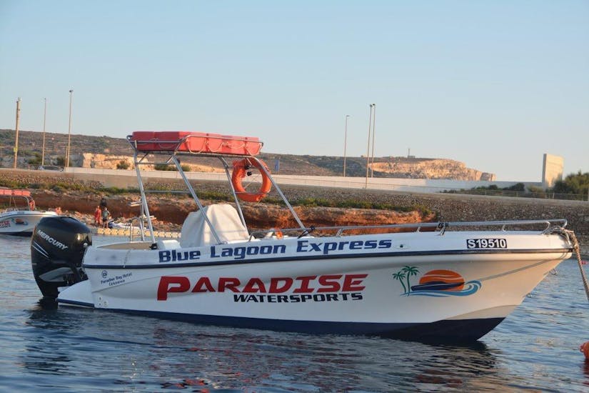 Boot transfer van Porto Lounge Bay naar Comino met Paradise Watersports. 