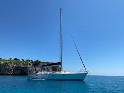 Un barco de vela navega por la costa este de Mallorca con Let's Sail Mallorca.