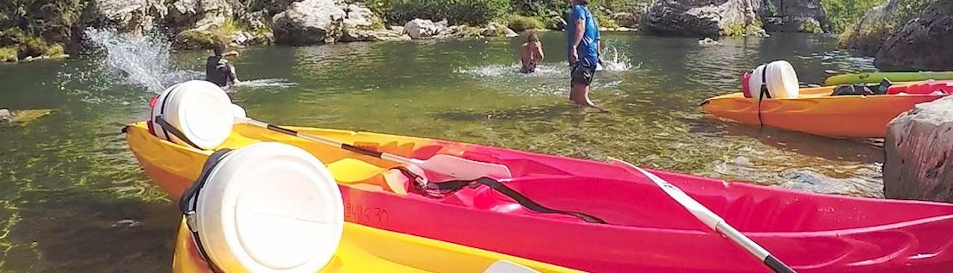 Family hiring a kayak-canoe on the Tarn river with Sun VTT Canoë.