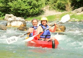 Two people hiring a kayak-canoe on the Tarn river with Sun VTT Canoë.