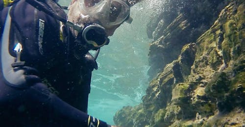 Discover Scubaduiken in Agios Nikolaos Baai voor beginners met Pelagos Dive Center Crete Een man gaat Discover Scubaduiken in Agios Nikolaos met Pelagos Dive Center op Kreta.