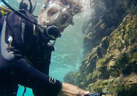 A man goes discover scuba diving in Agios Nikolaos with Pelagos Dive Center in Crete.