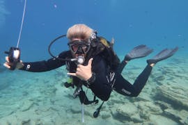 A diver does a PADI Open Water Course in Agios Nikolaos for beginners in Crete with Pelagos Dive Center.
