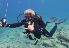 Een duiker doet een PADI Open Water cursus in Agios Nikolaos voor beginners op Kreta bij Pelagos Dive Center.