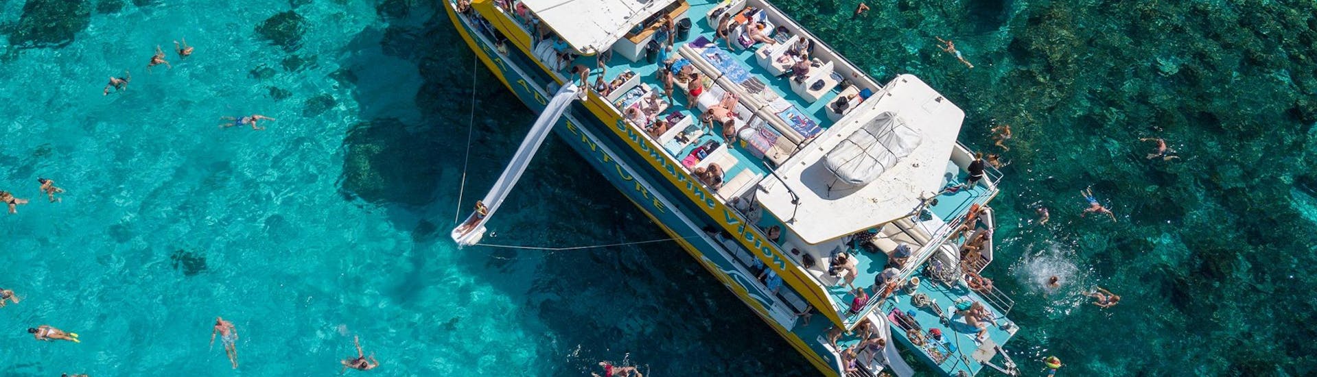 Durante l'escursione catamarano a Laguna Blu e Cristallina a Comino organizzata da Sea Adventure Excursions dei passeggeri stanno ammirando il paesaggio spettacolare e i suoi colori di Malta.