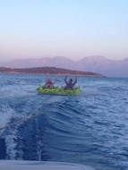 Zwei Personen haben Spaß bei einer Schlauchbootfahrt in der Bucht von Agios Nikolaos mit dem Pelagos Dive Center Kreta.