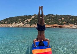 Ein Mann macht in der Bucht von Agios Nikolaos mit dem Pelagos Dive Center Paddleboarding.