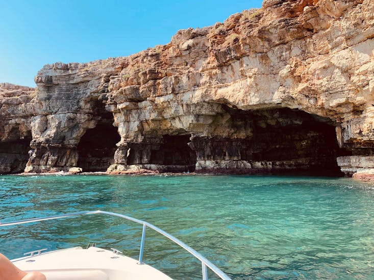 A private sailing boat trip goes from Monopoli to the Polignano a mare caves with Pugliamare.