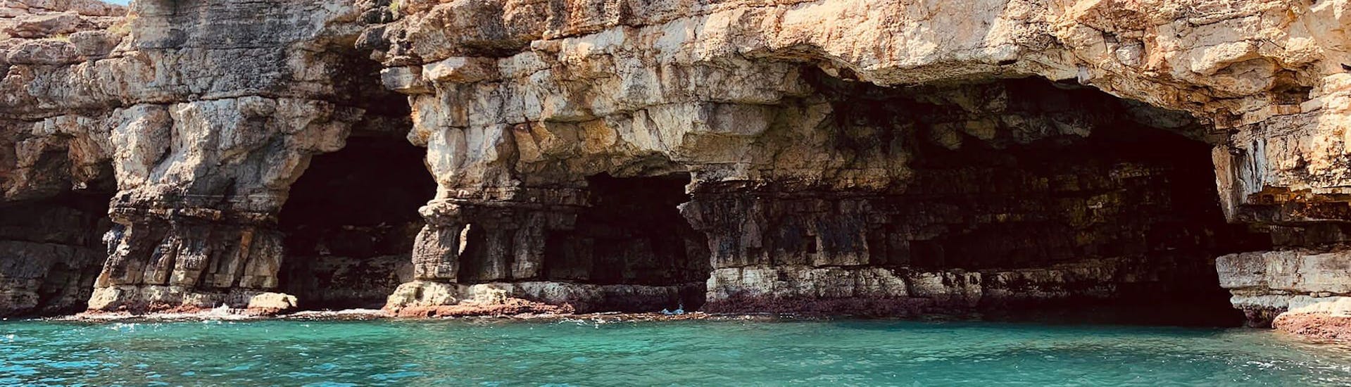 A private sailing boat trip goes from Monopoli to the Polignano a mare caves with Pugliamare.