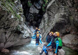 Group of friends enjoing the Full-Day Canyoning in Trockenbach near Kufstein with Drop In Adventures Erl.