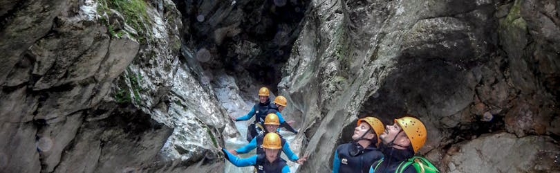 Eine Gruppe von Freunden genießt ihr Ganztägiges Canyoning im Trockenbach bei Kufstein mit Drop In Adventures Erl.